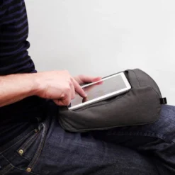 2-i-1 nakkepude og iPad-holder